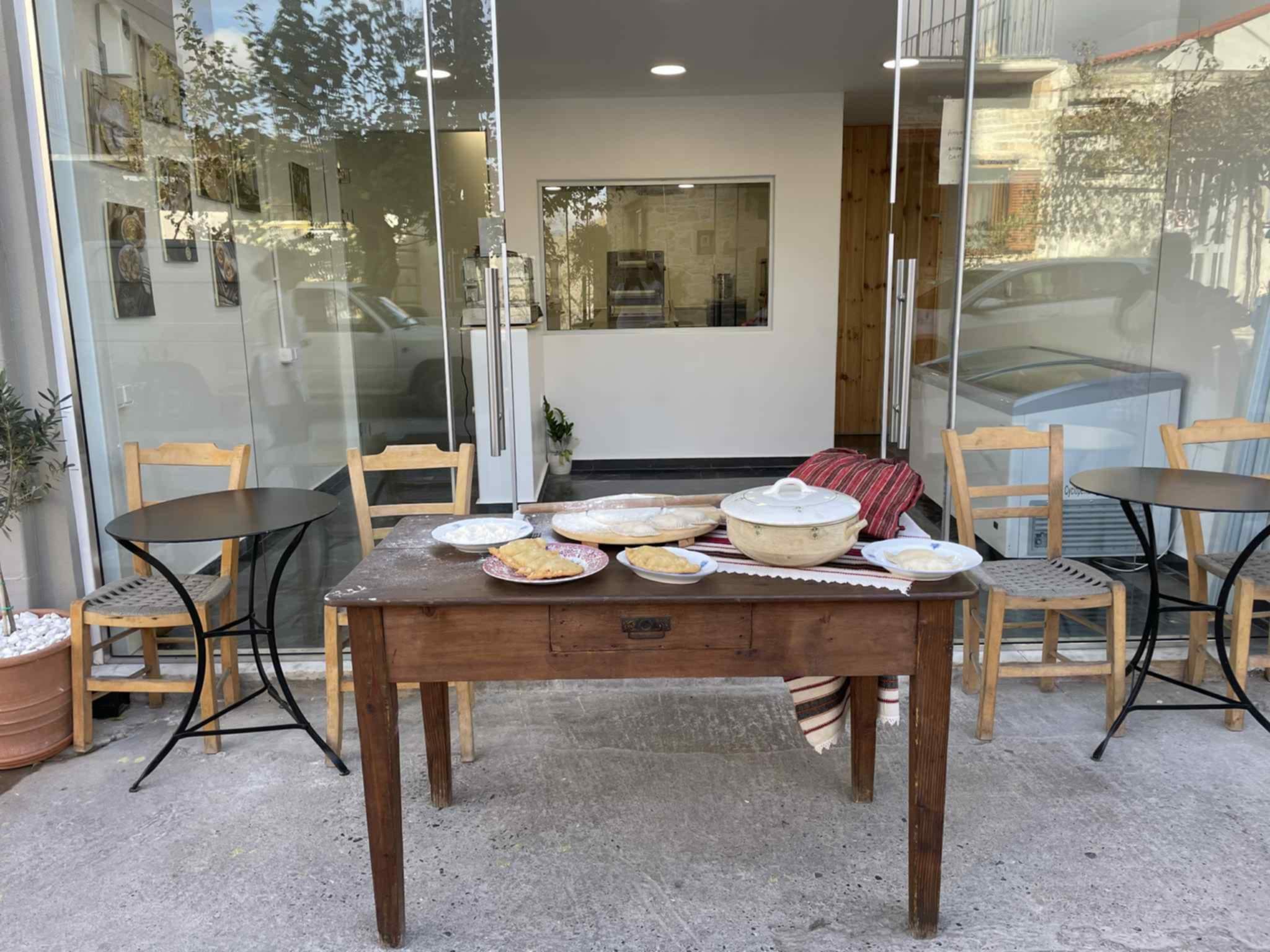 Η είσοδος του παραδοσιακού εργαστηρίου με τραπέζι παρουσίασης προϊόντων στις Μέλαμπες Ρεθύμνου.